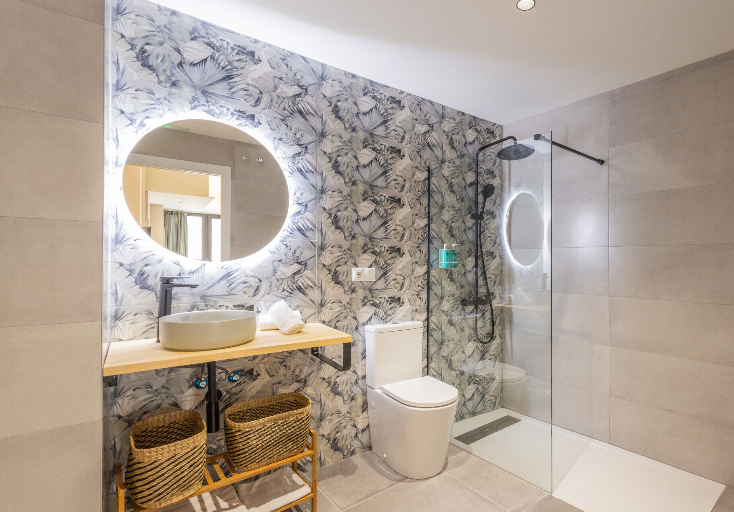 Een douche, een haardroger, handdoeken