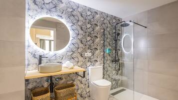 Een douche, een haardroger, handdoeken