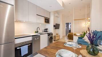 Een koelkast, een microgolfoven, een oven, een vaatwasser