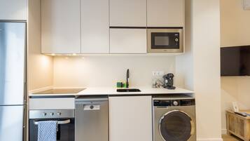 Een koelkast, een microgolfoven, een oven, een vaatwasser