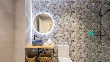 Een douche, een haardroger, handdoeken