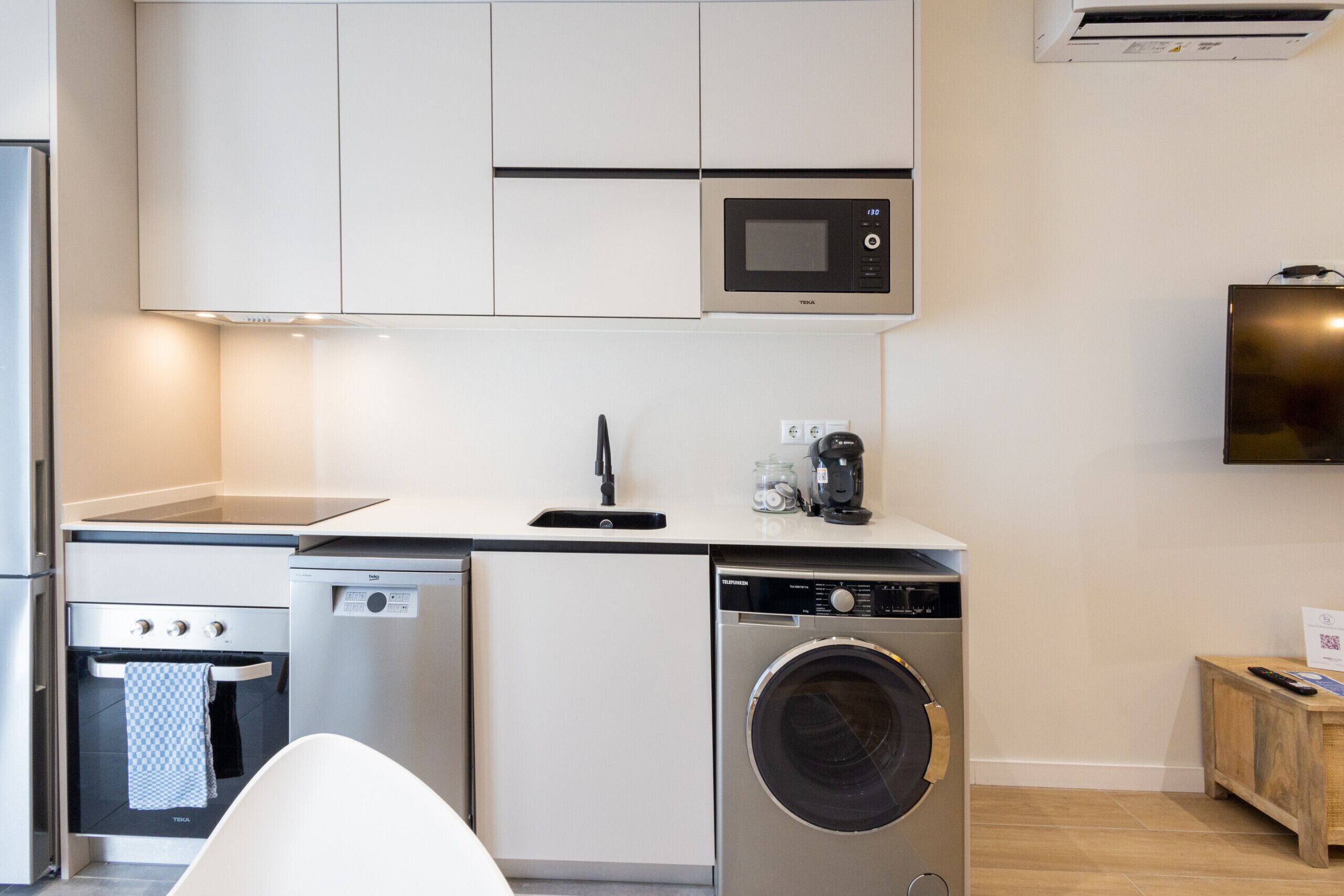 Een koelkast, een microgolfoven, een oven, een vaatwasser