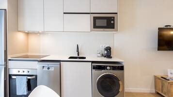 Een koelkast, een microgolfoven, een oven, een vaatwasser