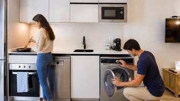 Een koelkast, een magnetron, een oven, een vaatwasser