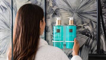 Een douche, een haardroger, handdoeken