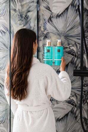 Ducha, secador de pelo, toallas