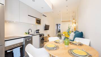 Een koelkast, een microgolfoven, een oven, een vaatwasser