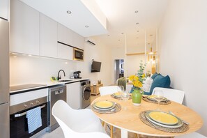 Fridge, microwave, oven, dishwasher - The Green Apartment II by Florit Flats (Valencia)