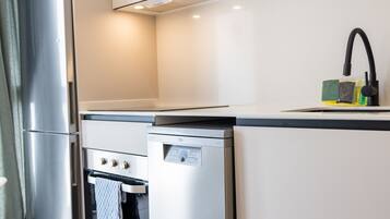 Een koelkast, een microgolfoven, een oven, een vaatwasser