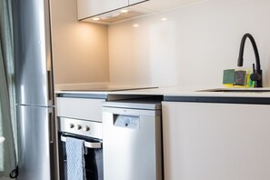 Fridge, microwave, oven, dishwasher - The Green Apartment II by Florit Flats (Valencia)