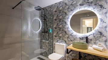 Douche, sĂšche-cheveux, serviettes fournies