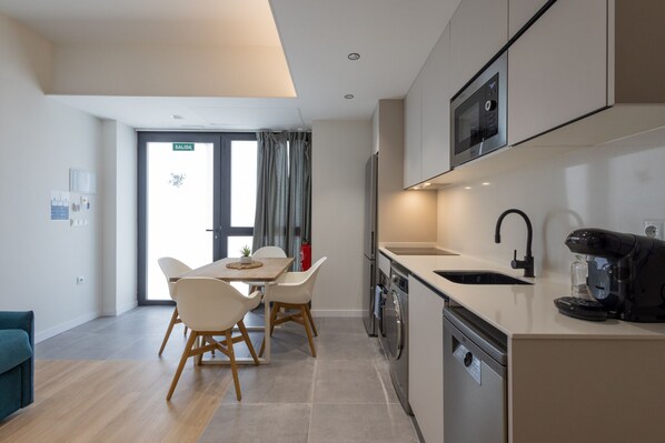 Refrigerador, microondas, horno y lavavajillas 