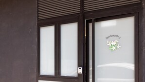 Une porte dotée de panneaux en verre dépoli et d’une serrure. On peut lire sur le verre l’inscription « Apartamento 3 ».