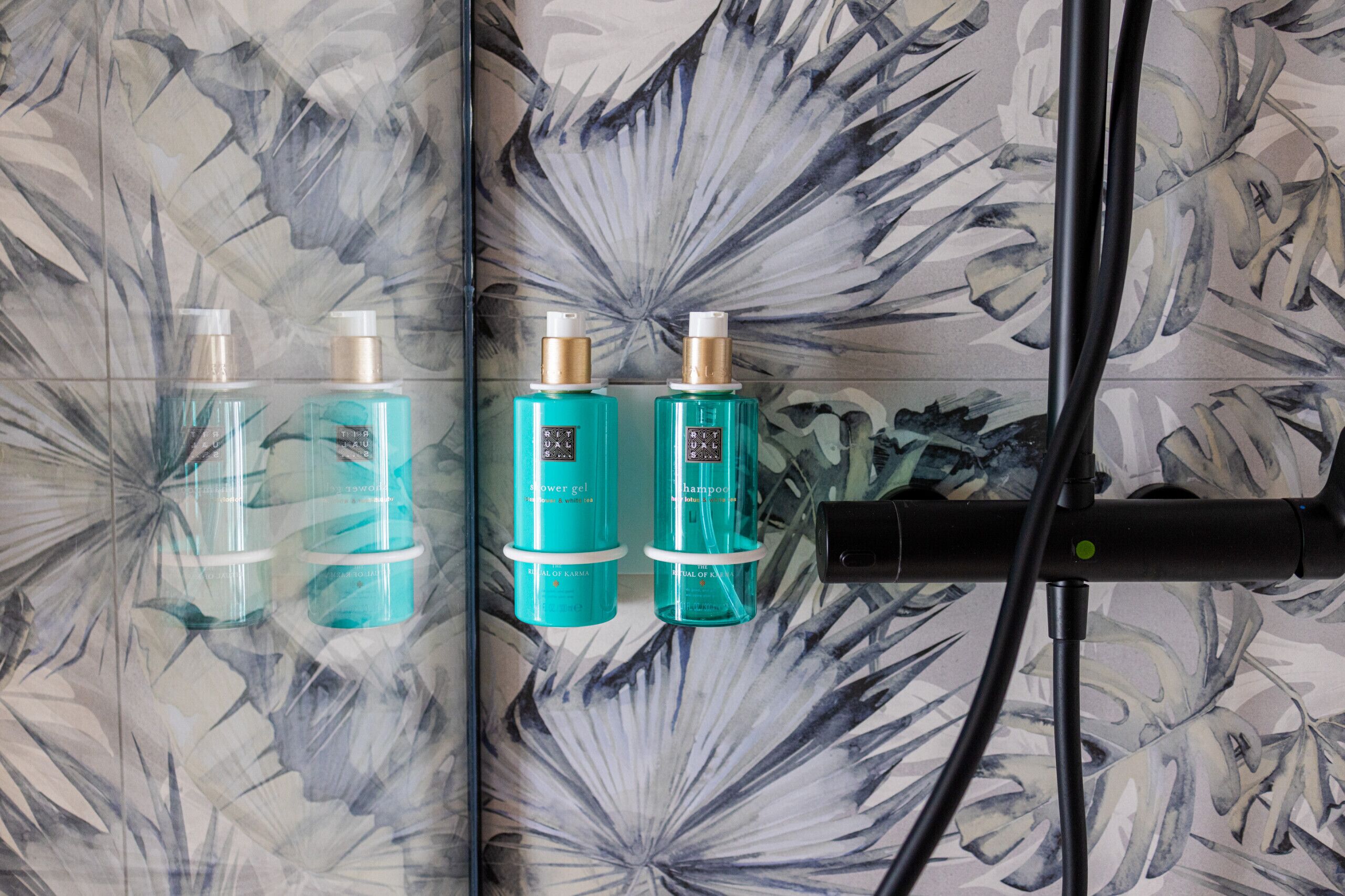 Ducha, secador de pelo y toallas