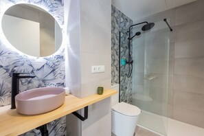 Shower, hair dryer, towels - The Green Apartment IV by Florit Flats (Valencia)