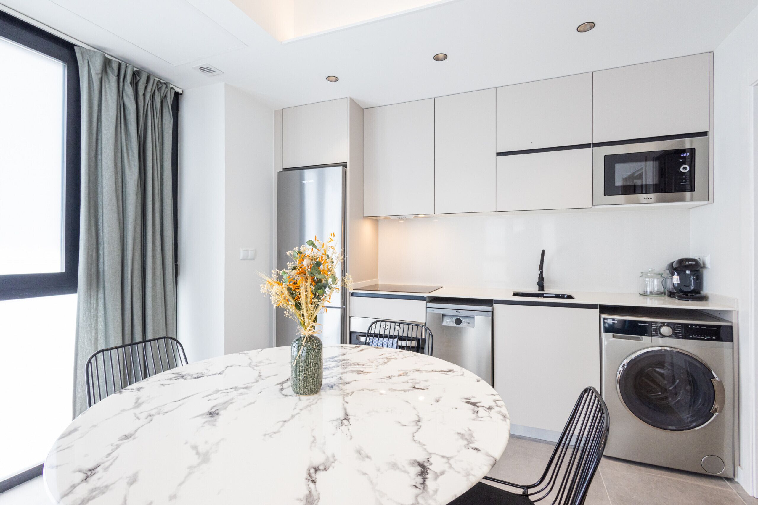 Een koelkast, een microgolfoven, een oven, een vaatwasser