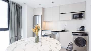 Een koelkast, een microgolfoven, een oven, een vaatwasser