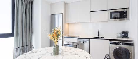 Kjøleskap, mikrobølgeovn, ovn og oppvaskmaskin