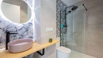 Een douche, een haardroger, handdoeken