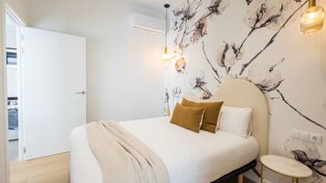 Tabla de planchar con plancha, wifi gratis, ropa de cama