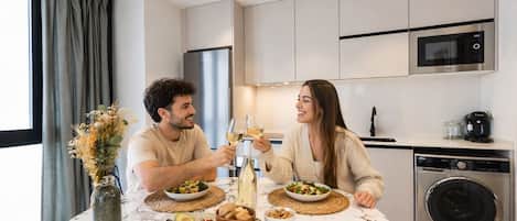 冷蔵庫、電子レンジ、オーブン、食器洗い機