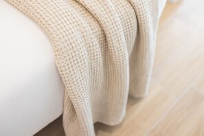 Douche, sèche-cheveux, serviettes fournies