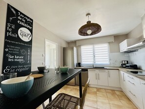 Kühlschrank, Mikrowelle, Ofen, Geschirrspüler