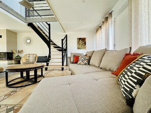 Televisión y chimenea 