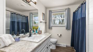 Een haardroger, handdoeken, zeep, shampoo