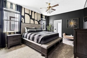 8 quartos, escrivaninha, ferros/tábuas de passar roupa, berço de viagem