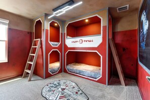 8 habitaciones, escritorio y tabla de planchar con plancha 