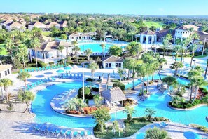 Ein Resort mit mehreren Swimmingpools, Palmen und verschiedenen Liegestühlen.