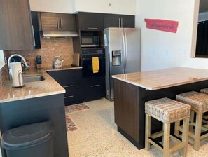 Fridge, microwave, oven, stovetop - Family Beach Getaway just minutes to the Gulf (Largo)