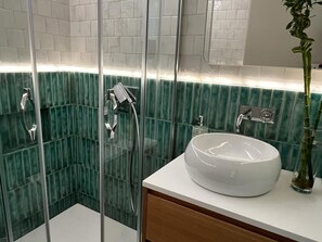 Dusche, Haartrockner, Handtücher, Seife