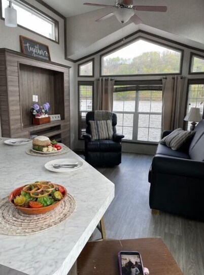 Near Pittsburgh on Beaver River Waterfront -- Glamping in Cozy Floating Cottage