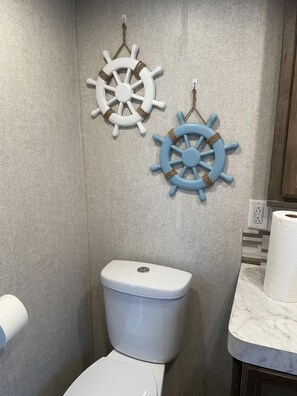 Douche, serviettes fournies, papier toilette