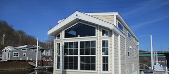 Near Pittsburgh on Beaver River Waterfront -- Glamping in Cozy Floating Cottage