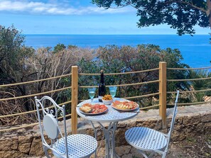 Outdoor dining - La Casa del Leccio (Costa Paradiso, Trinità d'Agultu e Vignola)