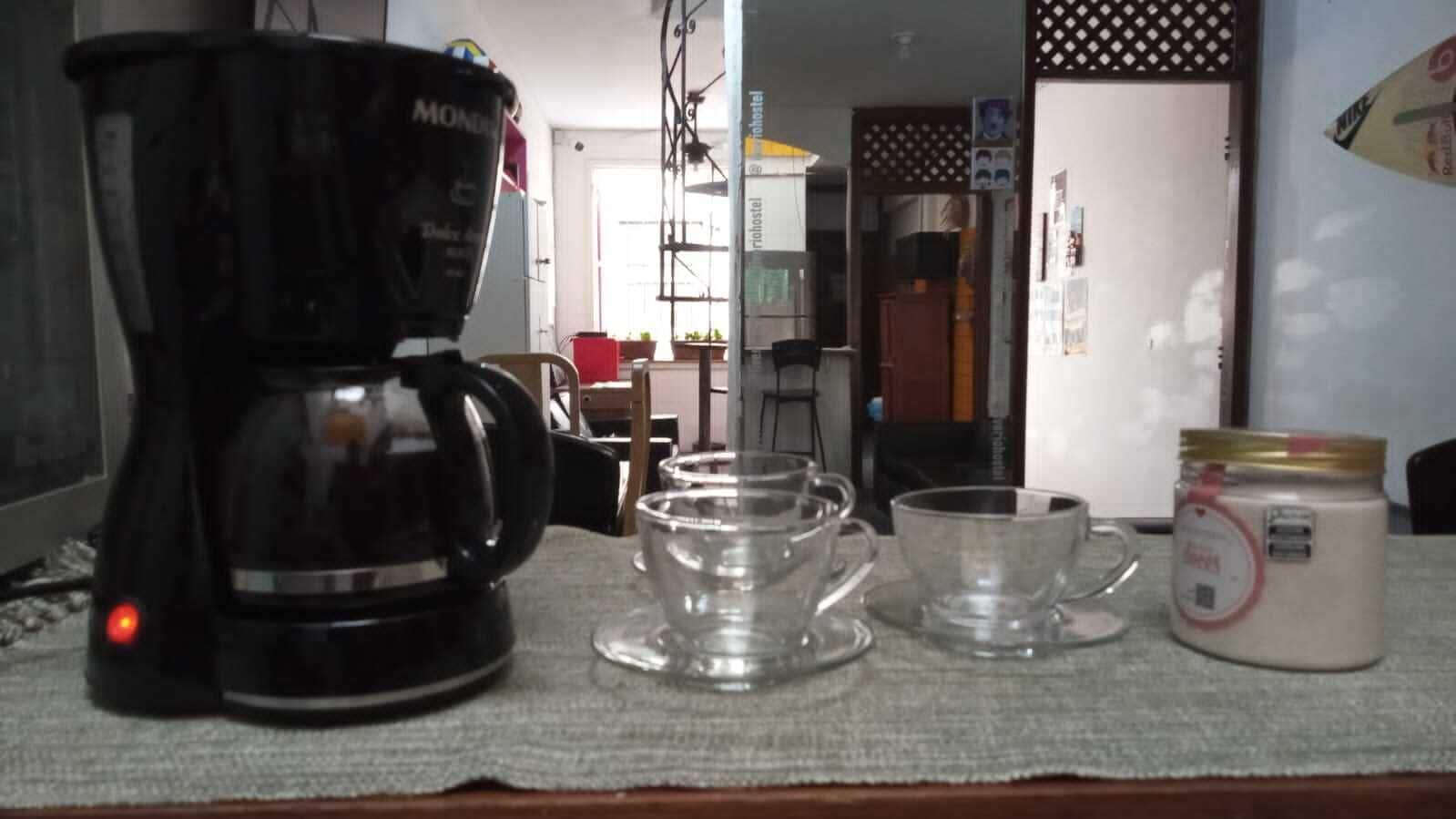 Tabla de planchar con plancha, wifi gratis, ropa de cama