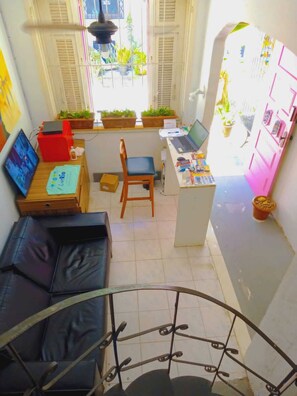 Tabla de planchar con plancha, wifi gratis y ropa de cama 