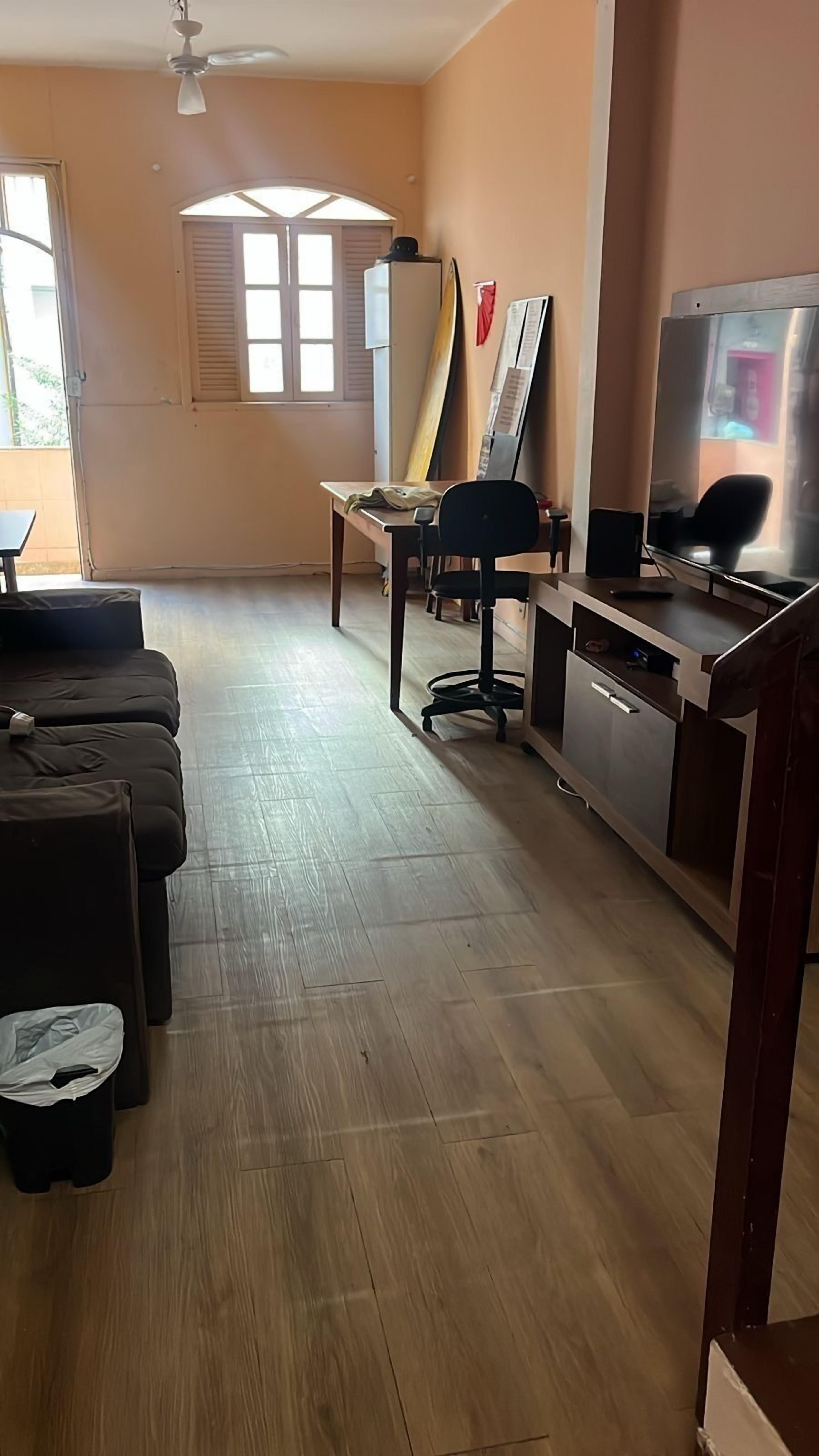 Tabla de planchar con plancha, wifi gratis, ropa de cama