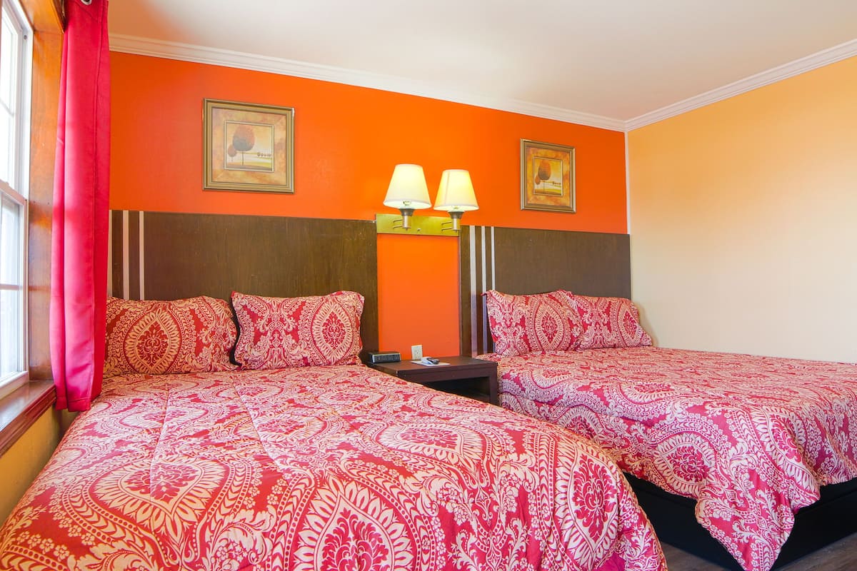 Habitación, varias camas | Escritorio, tabla de planchar con plancha, wifi gratis y ropa de cama