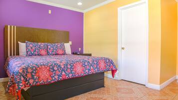 Escritorio, tabla de planchar con plancha, wifi gratis y ropa de cama