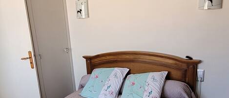 1 chambre, fer et planche Ă repasser, Wi-Fi gratuit, draps fournis