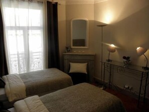 1 bedroom, iron/ironing board, travel cot, free WiFi - Cosy flat in the beating heart of old City of Cannes (Cannes)