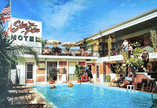 Pool - Free Parking - Apartment - 500 Feet from Beach