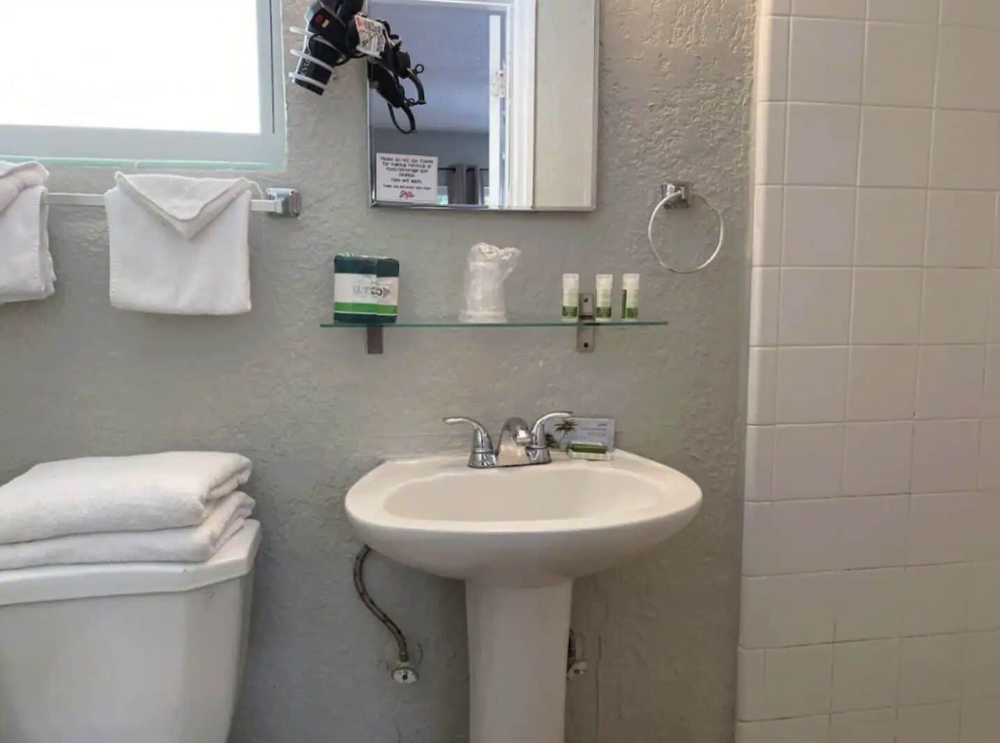 Pool - Free Parking - Apartment - 500 Feet from Beach