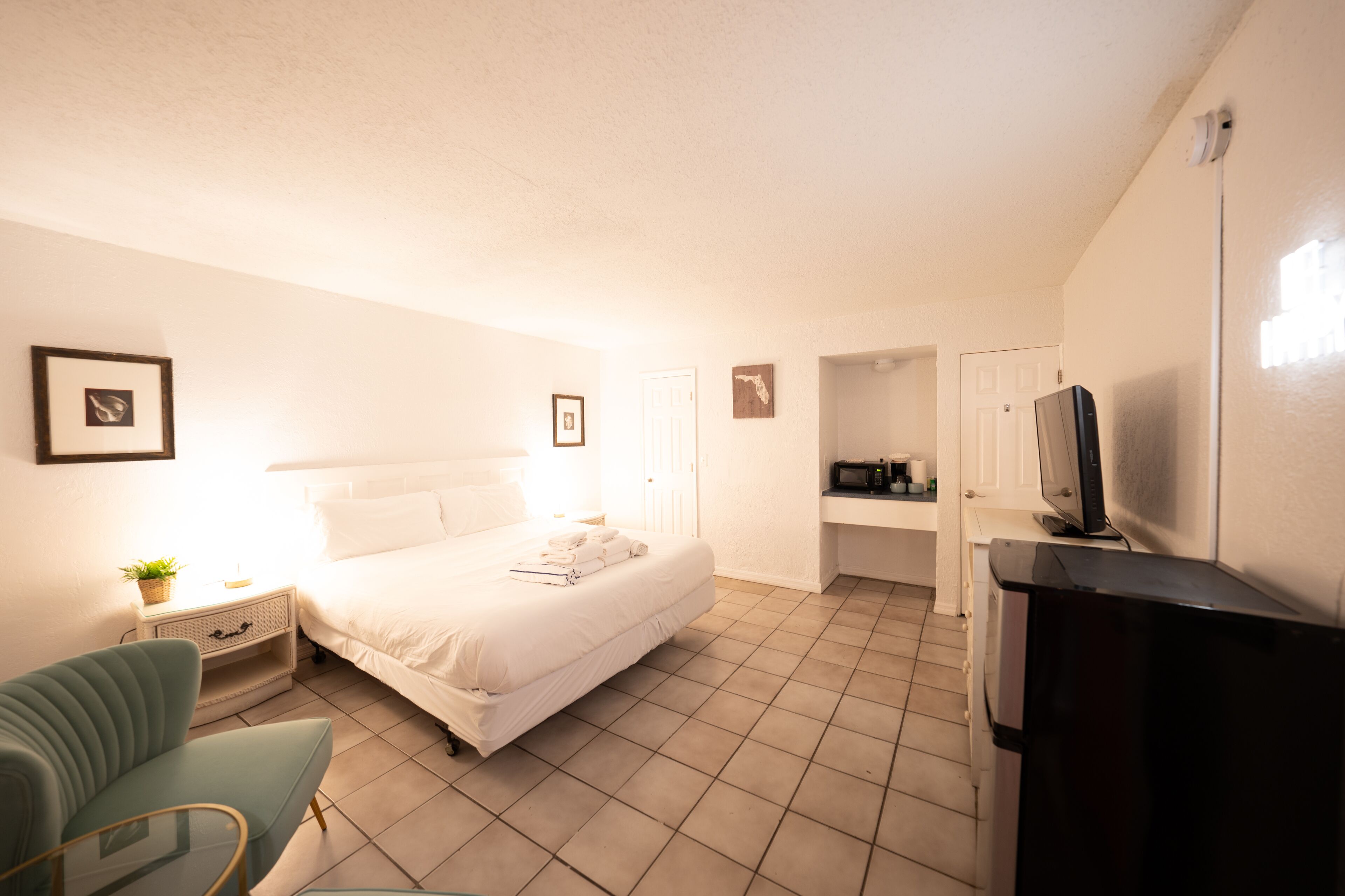 Pool - Free Parking - Apartment - 500 Feet from Beach