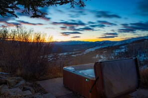 Outdoor spa tub - Windance Cabin, Private Beach on 750 Acres For You (Garfield County)