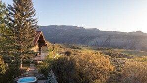 A log cabin with a hot tub and a scenic mountain view. - Windance Cabin, Private Beach on 750 Acres For You (Garfield County)